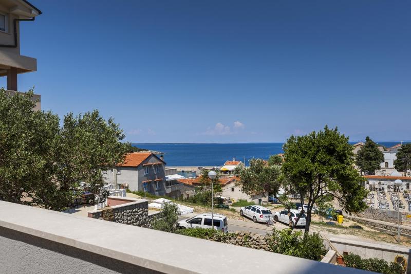 One-Bedroom Apartment with Terrace and Sea View image 3