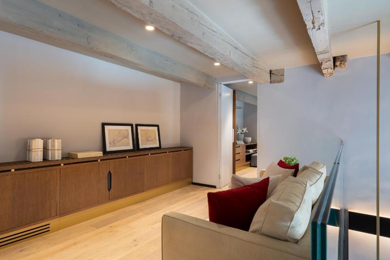 Arts & Crafts Apartments - image 6