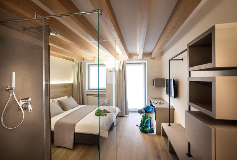 Deluxe Double or Twin Room image 3