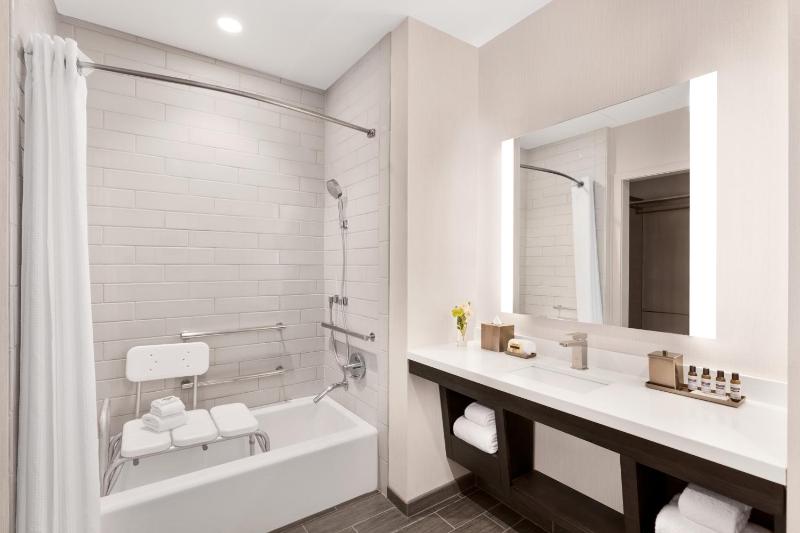 Queen Room with Two Queen Beds and Accessible Tub image 3