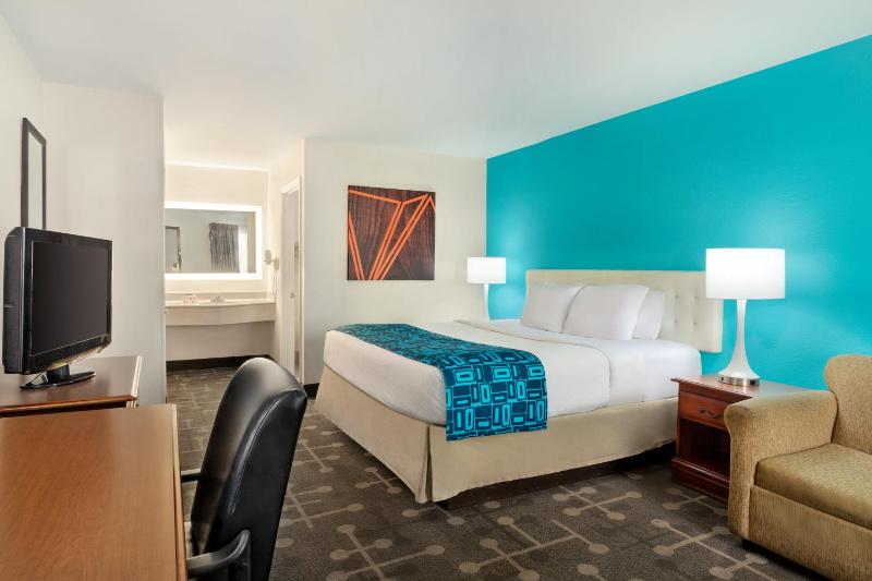 King Room - Non-Smoking image 3