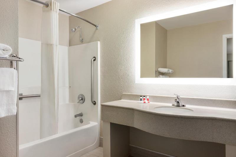 Queen Room with Two Queen Beds - Mobility Access/Non-Smoking image 2