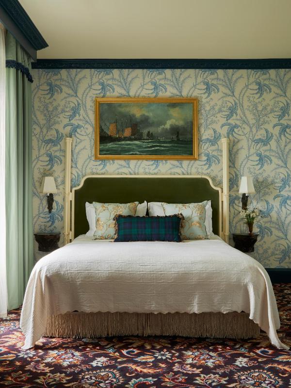 Deluxe Double or Twin Room image 1