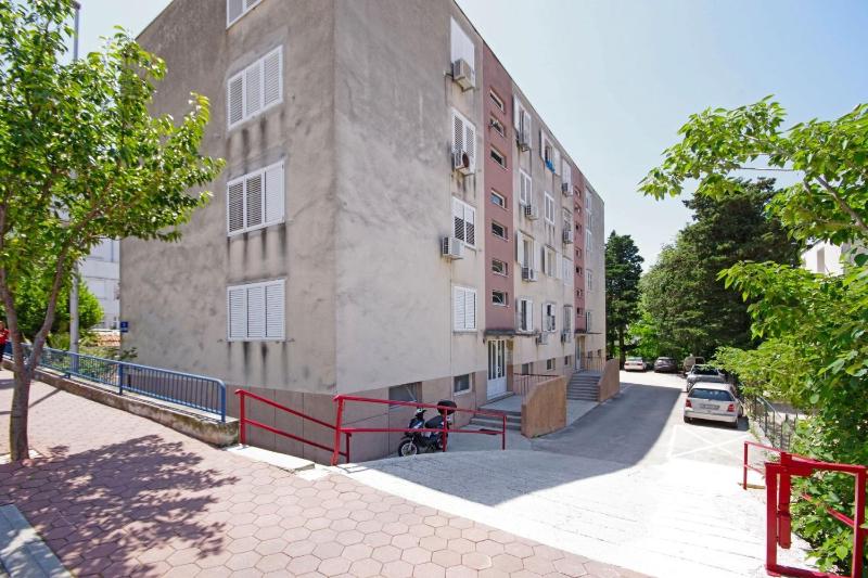 Apartments by the sea Makarska - 19210 - image 11