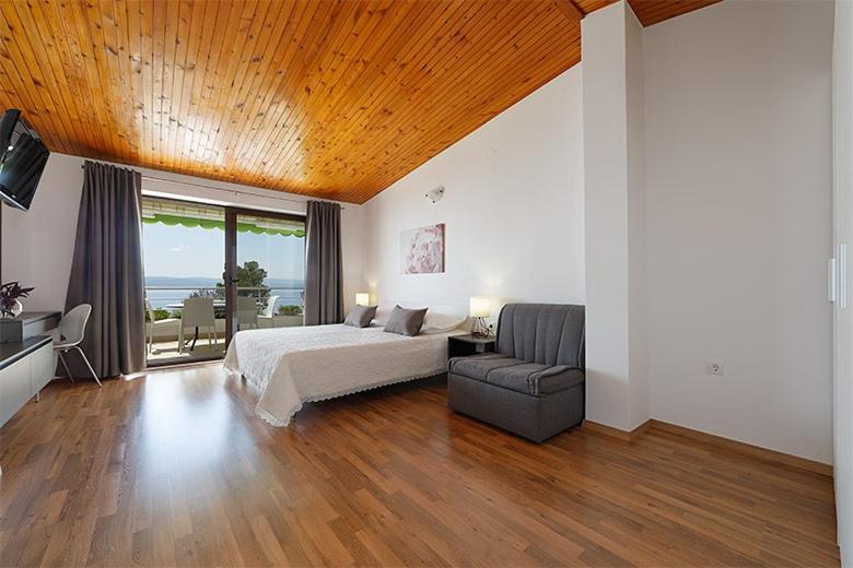 Apartments by the sea Brela Makarska - 19205 - image 27