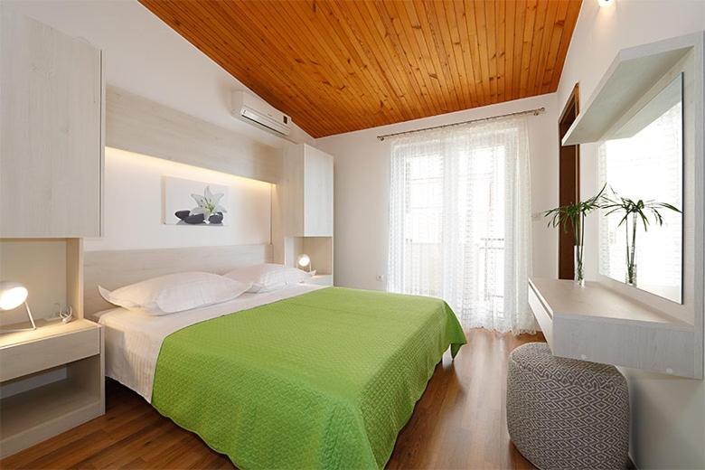Apartments by the sea Brela Makarska - 19205 - image 6