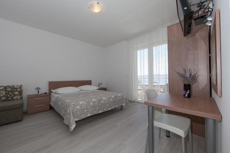 Apartments by the sea Brela Makarska - 19205 - image 9