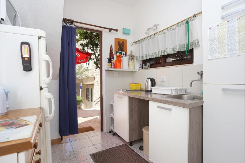 Apartments with WiFi Makarska - 19038 - image 14