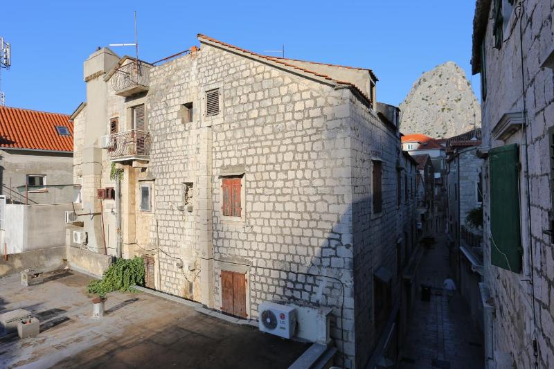 Apartments with parking space Omis - 19051 - image 3