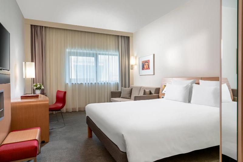 Executive Queen Room with Sofa Bed image 2