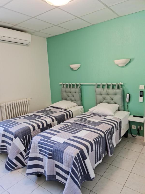 Twin Room image 3