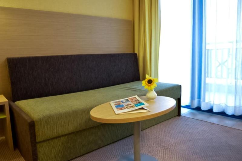 Twin Room with Sea View image 4