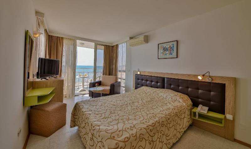 Double or Twin Room with Sea View image 4