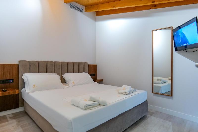 King Room with Spa Bath image 4