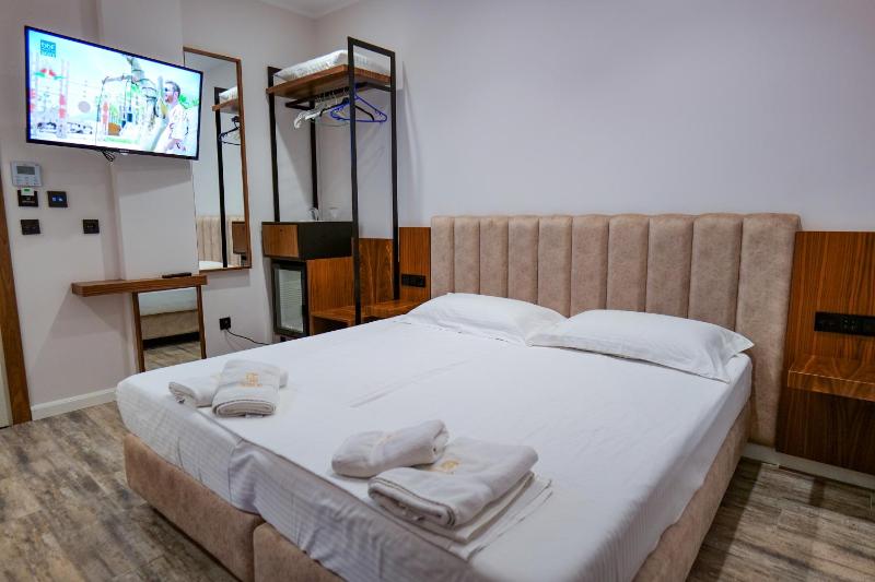 Double Room with Balcony image 4