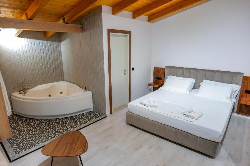 King Room with Spa Bath image 2