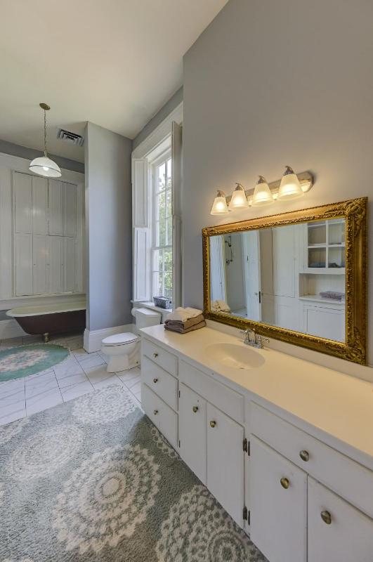 Deluxe Family Suite image 3