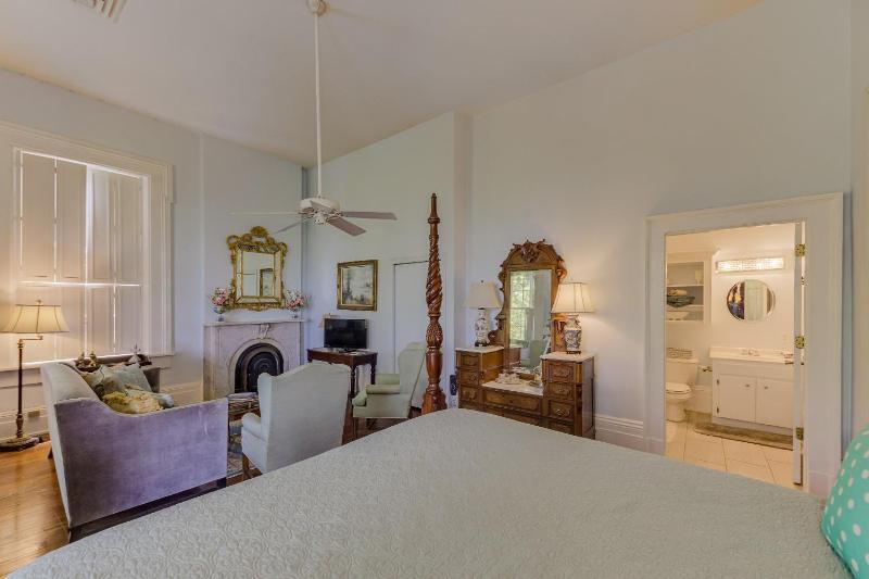 Deluxe King Room image 4