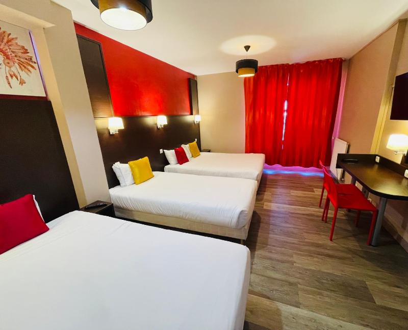1 Double Bed 2 Single Beds image 3