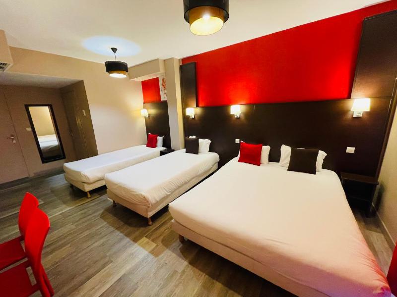 1 Double Bed 2 Single Beds image 2