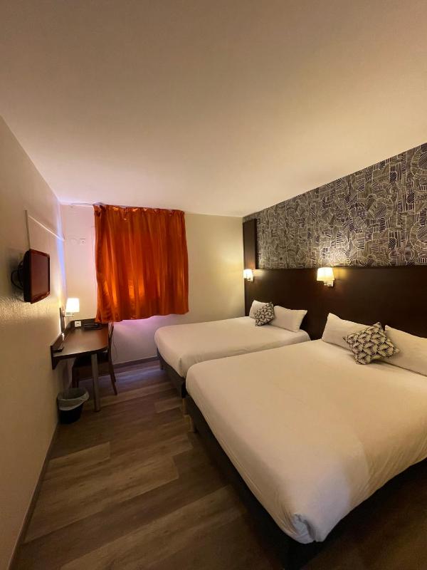 2 Double Beds image 2