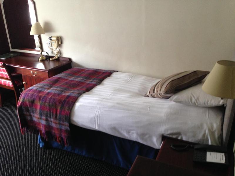 Single Room with Bathroom image 3