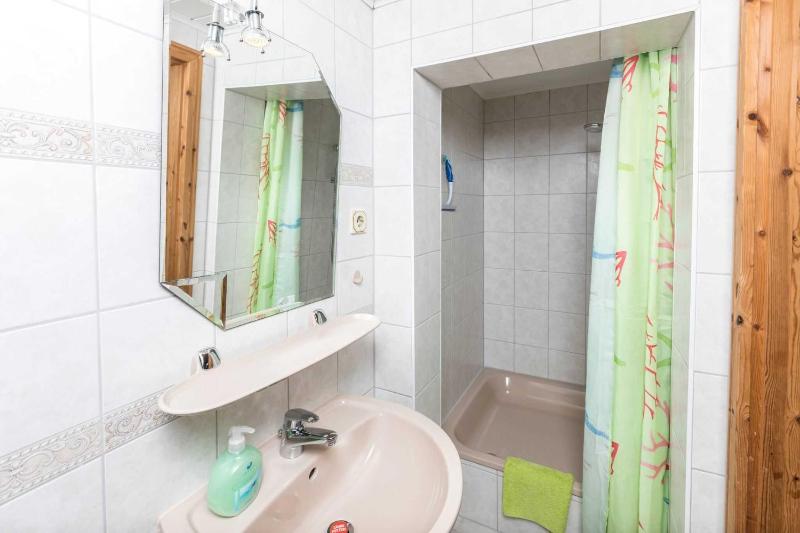 One-Bedroom Apartment with Shower image 4