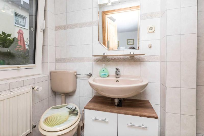 One-Bedroom Apartment with Shower image 3