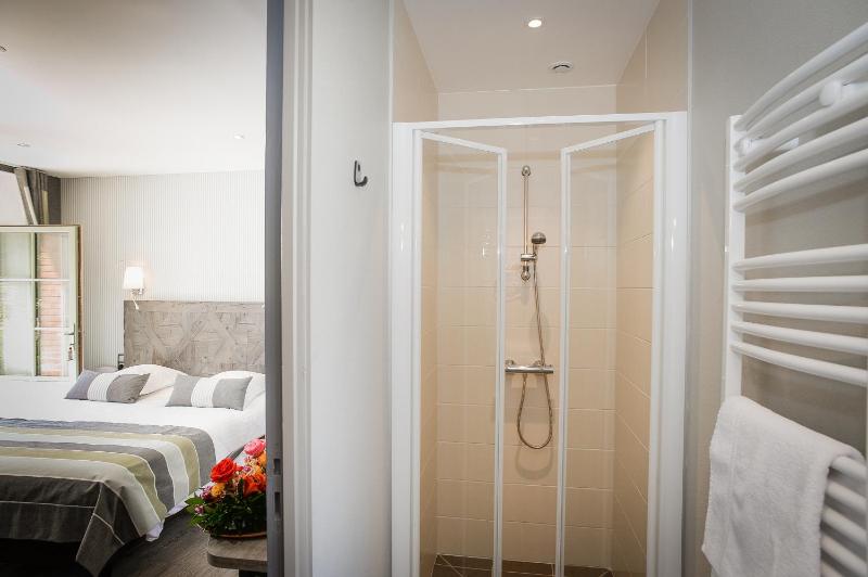 Family Room with Garden View image 4