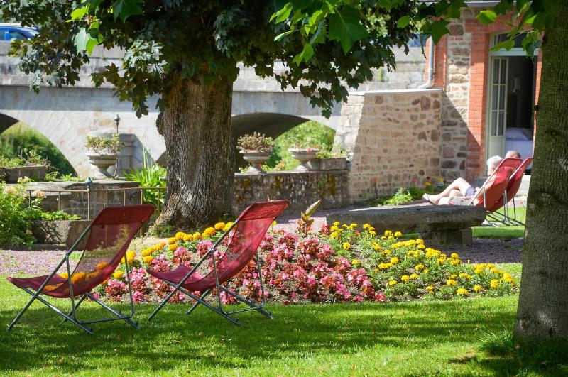 Family Room with Garden View image 1