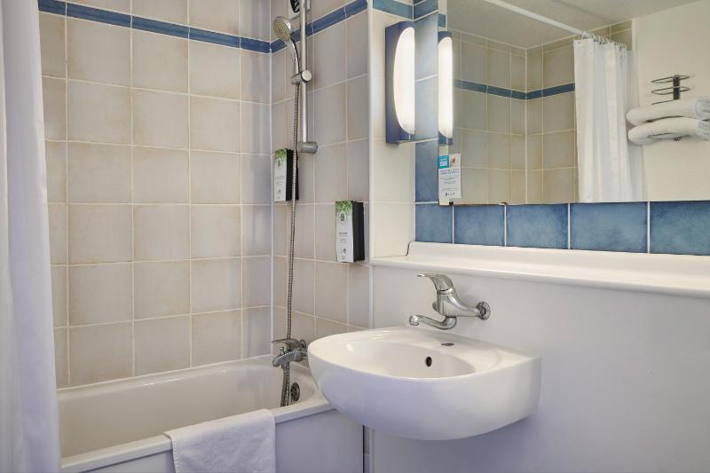 Twin Room image 4