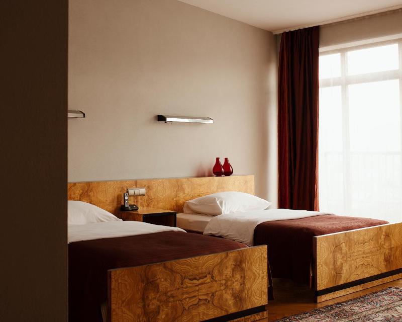 Twin Room image 4