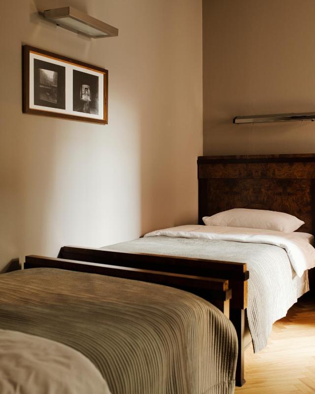 Twin Room image 3