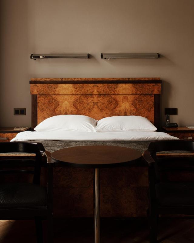 Double Room image 3