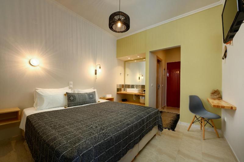 Double Room with Balcony image 2