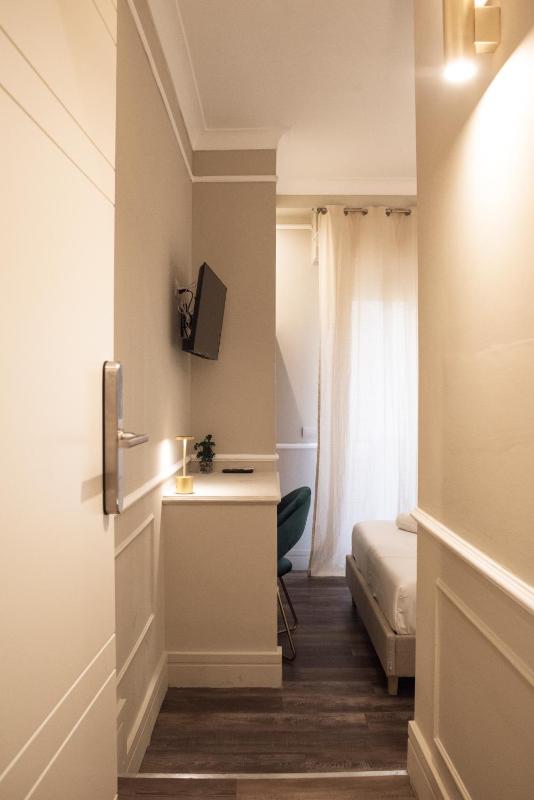 Double Room with Balcony image 3