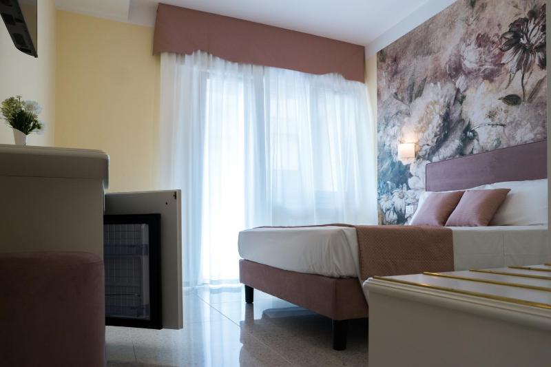 Deluxe Double Room with Balcony image 2