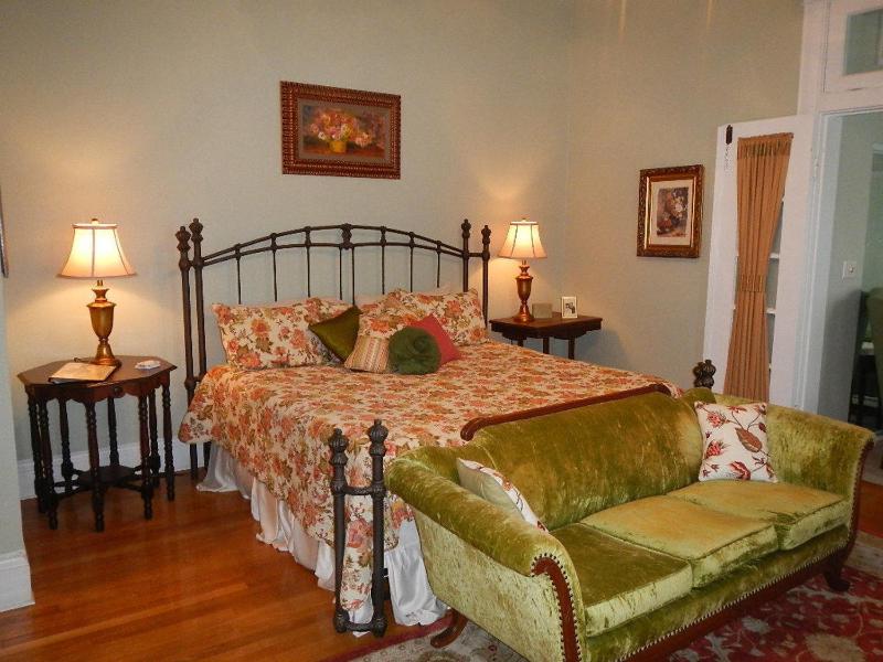 Deluxe King Room image 2
