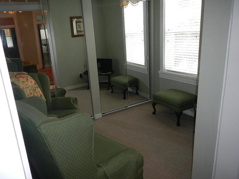 Deluxe King Room image 3
