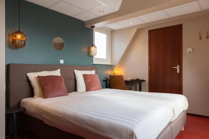 Standard Double Room image 3