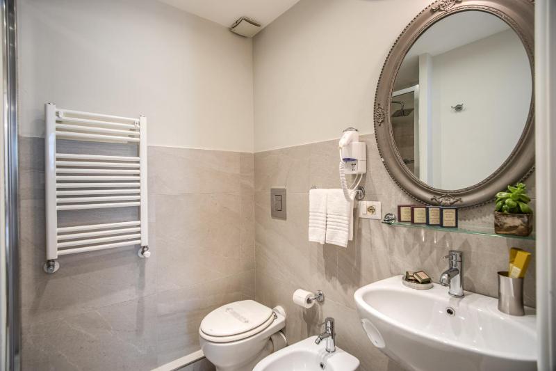 Classic Double Room image 2