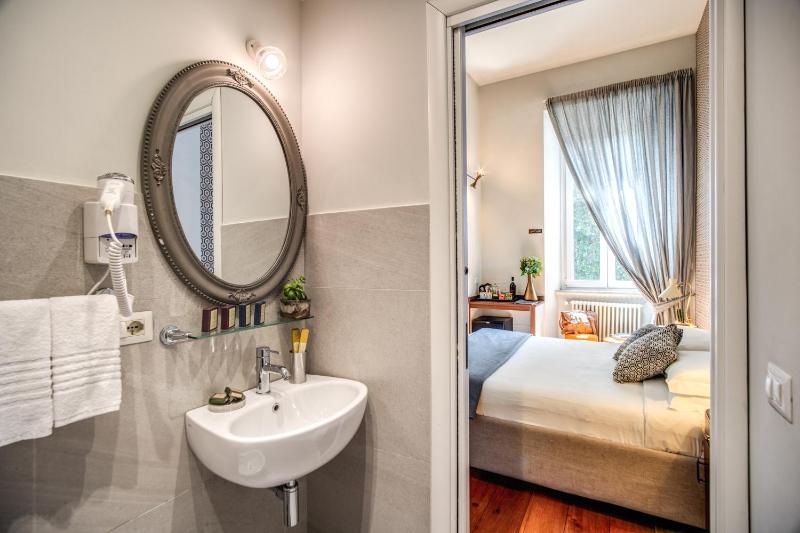 Classic Double Room image 3