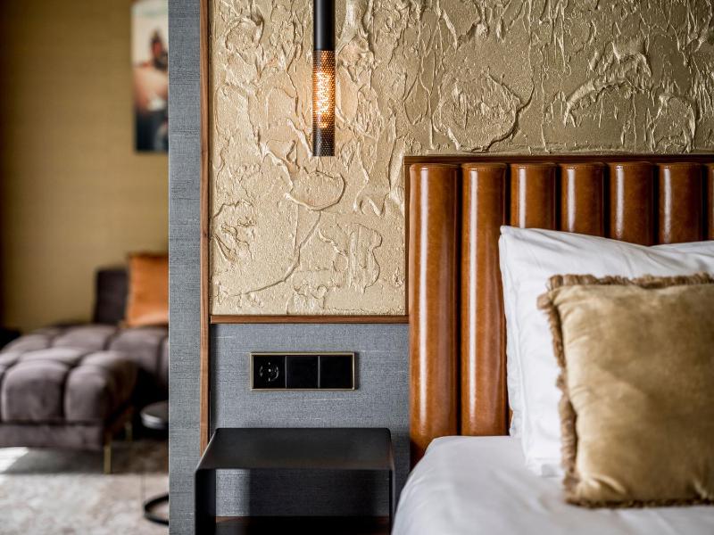Dutch King Junior Suite with Balcony image 3