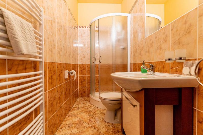 Basic Triple Room image 2