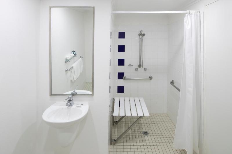 Superior Accessible Queen Room image 4