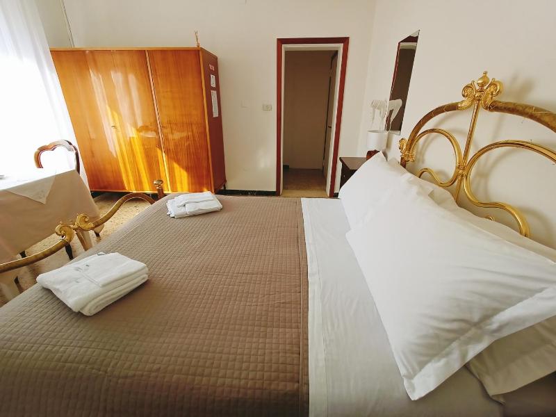 Double Room with Private Bathroom image 2