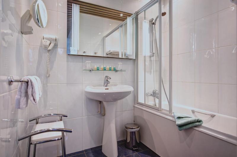 Superior Triple Room image 3