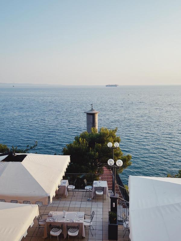 Hotel Riviera & Maximilian's - image 32