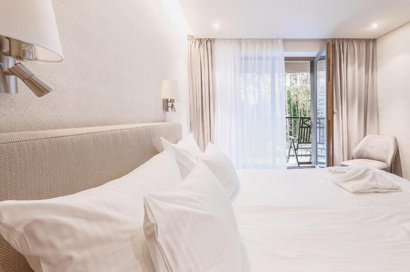 Deluxe Room with spa access image 3