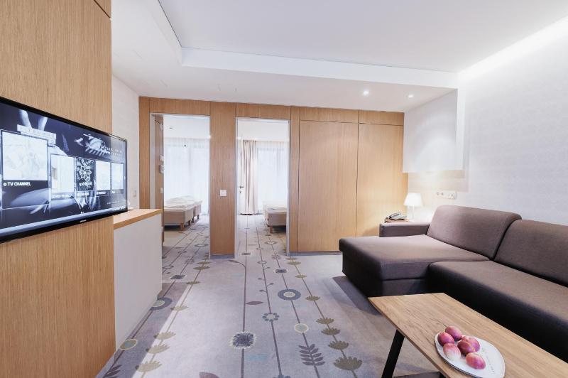 Family Room with Spa access image 3